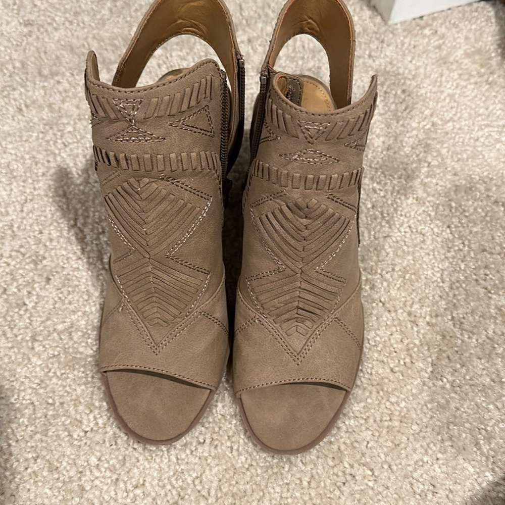 Tan sandal with open toe, size 7.5
